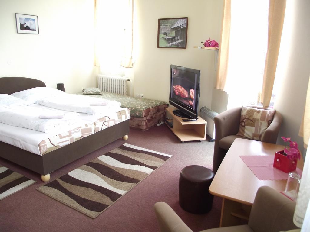 Penzion Slavia Poprad Buitenkant foto